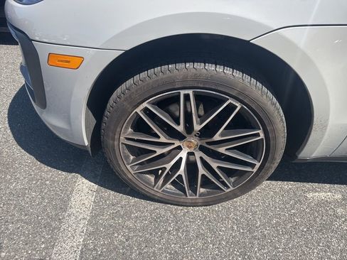 Certified 2023 Porsche Macan image 5