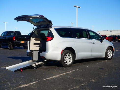 Used 2024 Chrysler Pacifica Touring-L image 8