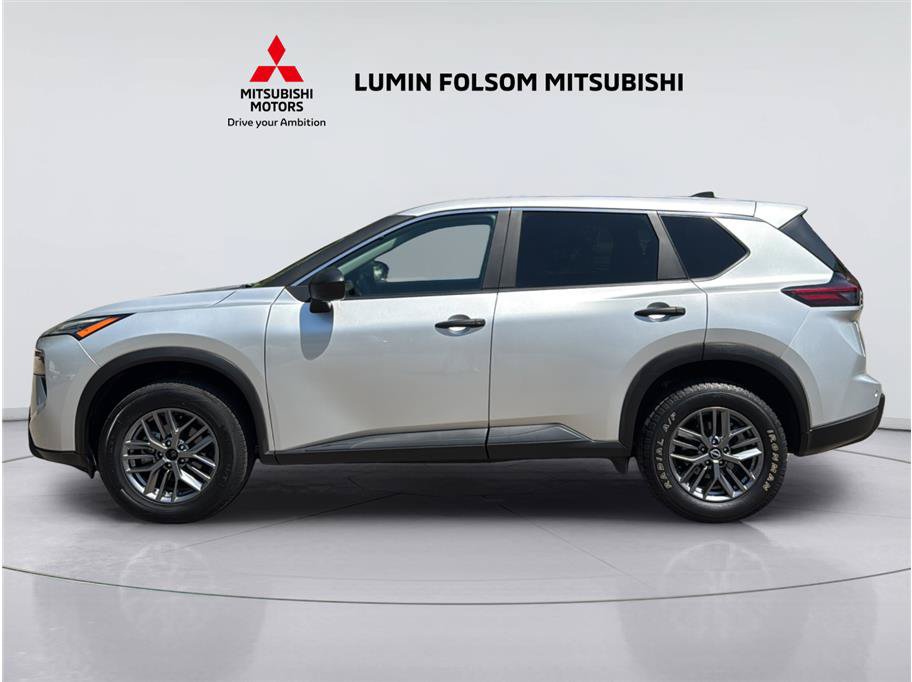 Used 2024 Nissan Rogue S AWD/4WD image 2