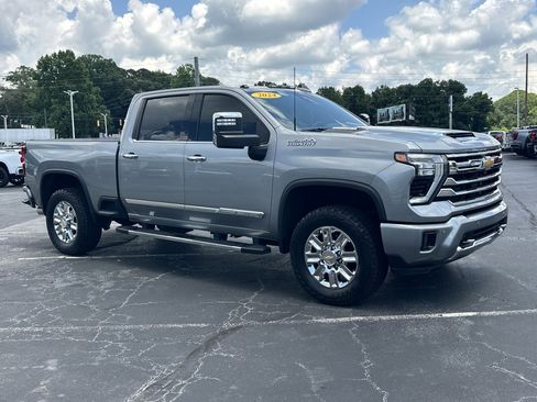 Used 2024 Chevrolet Silverado 2500 High Country w/ High Country Premium Package AWD/4WD image 2