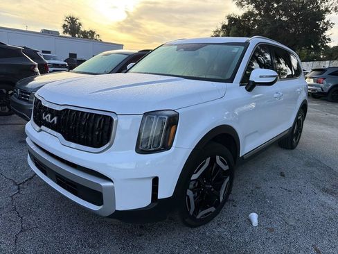 Used 2024 Kia Telluride EX w/ EX Captain's Chair Package FWD image 12