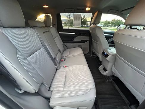 Used 2018 Toyota Highlander Plus AWD/4WD image 30