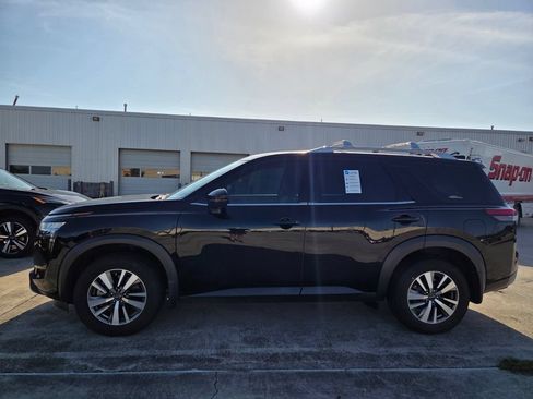 Used 2024 Nissan Pathfinder SL FWD image 2