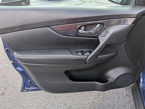 Used 2017 Nissan Rogue SV w/ SV Family Package image 12