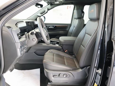 New 2025 Chevrolet Suburban High Country image 12