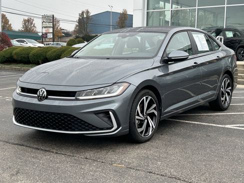 Certified 2025 Volkswagen Jetta SEL image 3