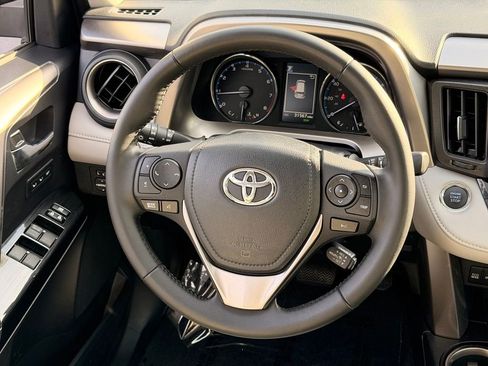 Used 2018 Toyota RAV4 Limited FWD image 17