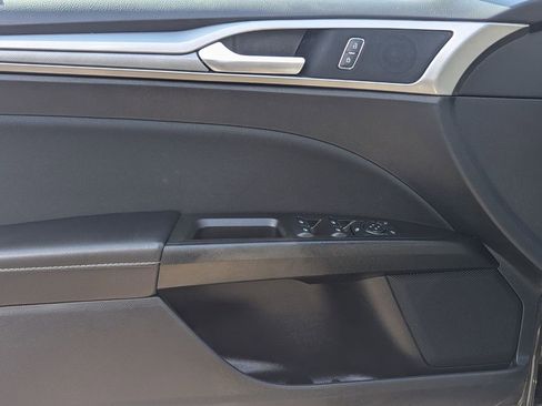 Used 2020 Ford Fusion SE image 12