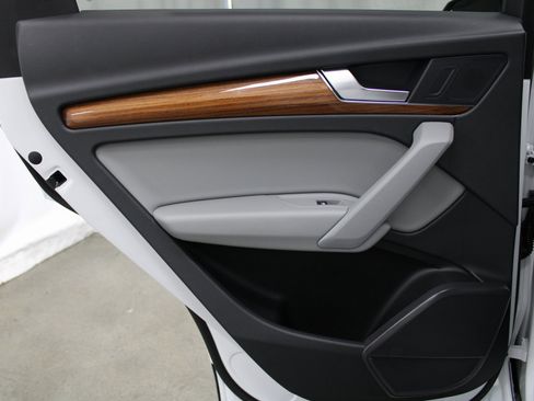 Used 2022 Audi Q5 2.0T Premium w/ Convenience Package image 16