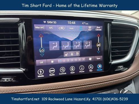 Used 2018 Chrysler Pacifica Limited w/ Tire & Wheel Group FWD image 13
