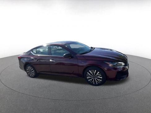Used 2025 Nissan Altima 2.5 SV FWD image 2