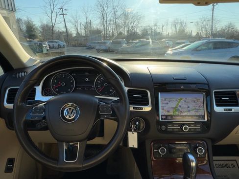 Used 2013 Volkswagen Touareg Sport image 16