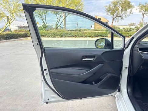 Used 2021 Toyota Corolla LE FWD image 18