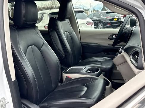 Used 2023 Chrysler Pacifica Touring-L image 29