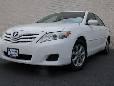 Used 2011 Toyota Camry LE w/ LE Extra-Value Pkg image 2