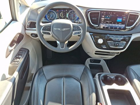 Used 2023 Chrysler Pacifica Touring-L image 12