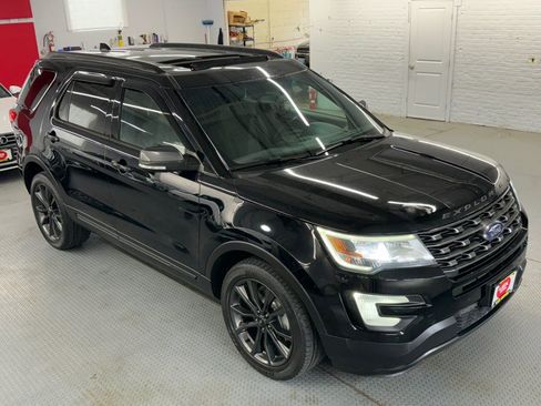 Used 2017 Ford Explorer XLT w/ Equipment Group 202A AWD/4WD image 15