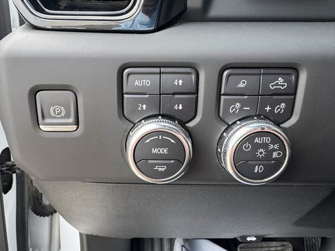 Used 2024 GMC Sierra 2500 AT4 w/ AT4 Premium Plus Package AWD/4WD image 18