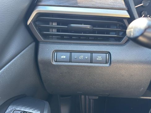 Used 2025 Nissan Altima 2.5 SV FWD image 14