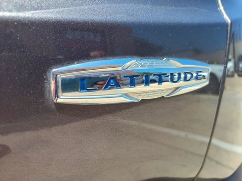 Used 2016 Jeep Renegade Latitude FWD image 10