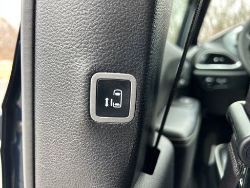 Used 2025 Chrysler Pacifica Limited image 18