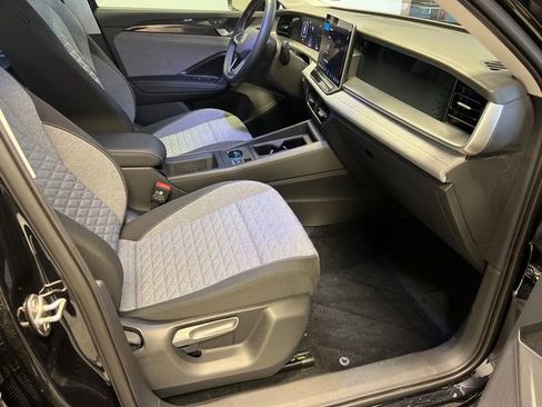 Used 2025 Volkswagen Tiguan S image 10