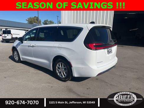 Used 2025 Chrysler Pacifica Select image 3