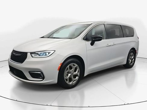 Used 2024 Chrysler Pacifica Limited image 5