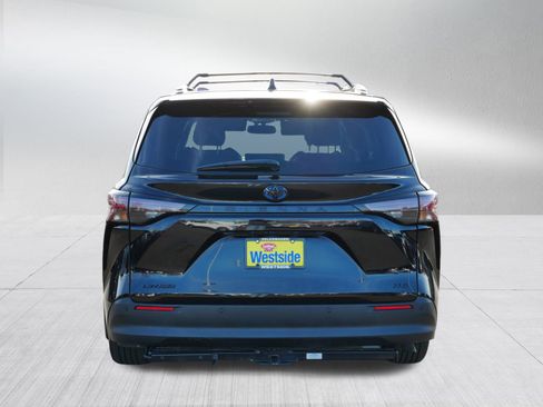 Used 2025 Toyota Sienna XLE Woodland Edition image 6