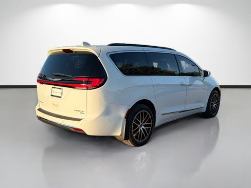 Used 2022 Chrysler Pacifica Limited image 3