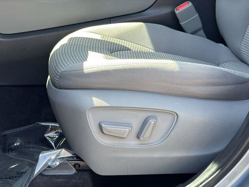Used 2023 Toyota Highlander LE FWD image 27