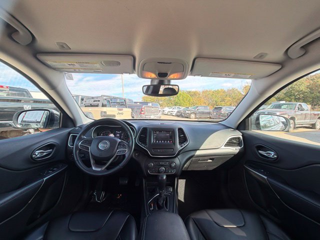 Used 2019 Jeep Cherokee Latitude Plus w/ Comfort/Convenience Group FWD image 18