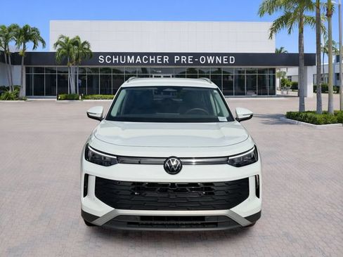 Certified 2025 Volkswagen Tiguan SE AWD/4WD image 2