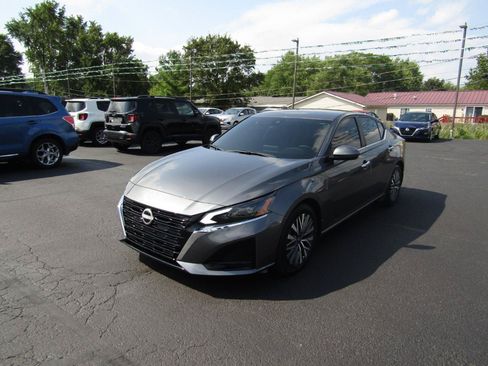 Used 2023 Nissan Altima 2.5 SV FWD image 3