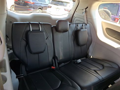 Used 2024 Chrysler Pacifica Limited FWD image 15