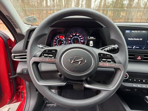 Certified 2022 Hyundai Elantra SEL image 18