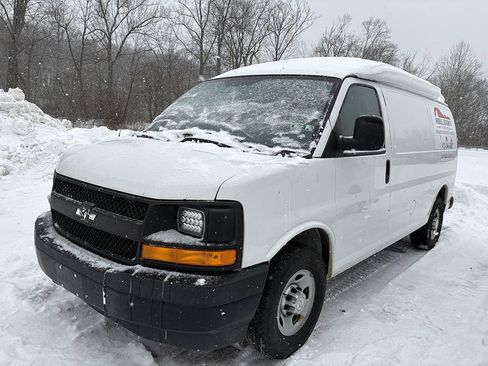 Used 2017 Chevrolet Express 2500 image 2