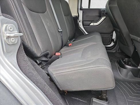 Used 2016 Jeep Wrangler Unlimited Rubicon w/ Connectivity Group AWD/4WD image 17