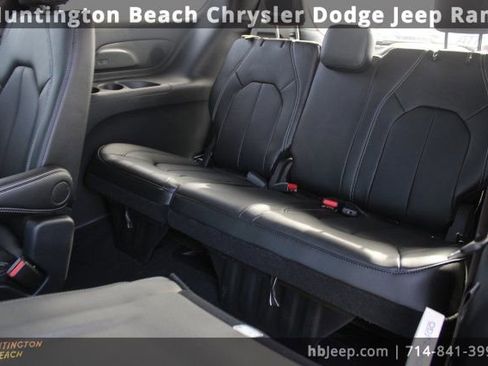 Used 2026 Chrysler Pacifica Select image 45