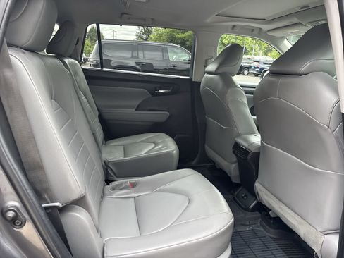 Used 2022 Toyota Highlander XLE AWD/4WD image 6