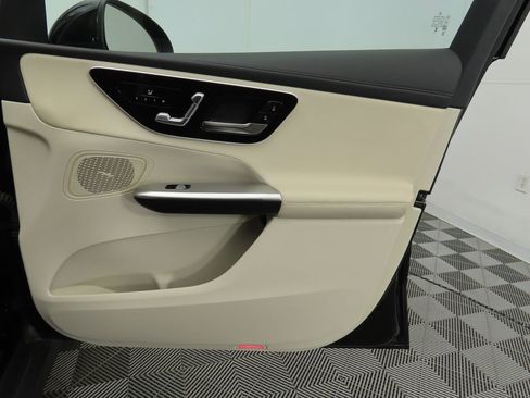 Used 2024 Mercedes-Benz GLC 300 4MATIC image 25