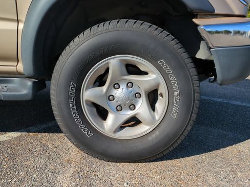 Used 2002 Toyota Tacoma PreRunner w/ SR5 Pkg w/ Chrome Pkg RWD image 11