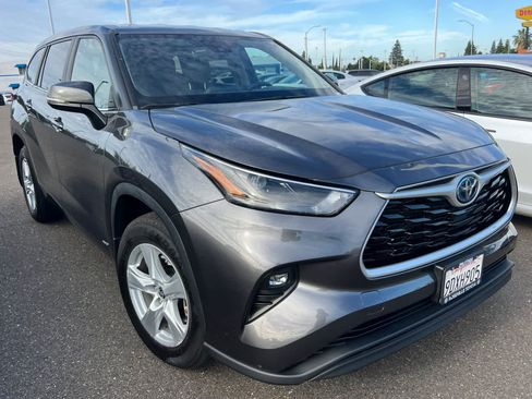 Used 2023 Toyota Highlander LE AWD/4WD image 3