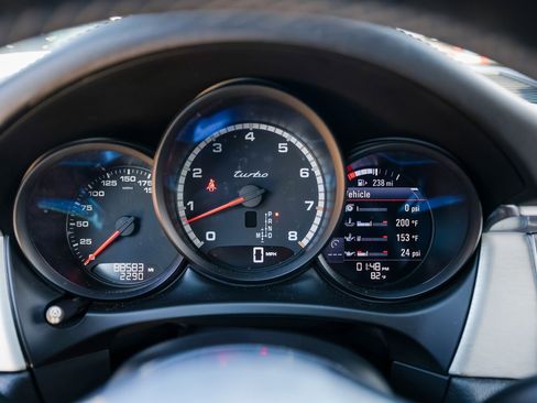 Certified 2018 Porsche Macan Turbo image 15