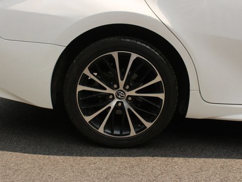 Used 2019 Toyota Camry SE FWD image 4
