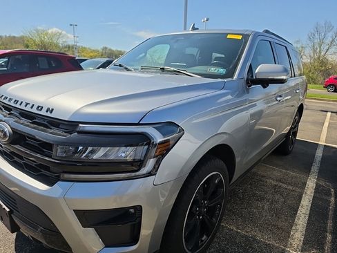 Used 2023 Ford Expedition Limited image 2