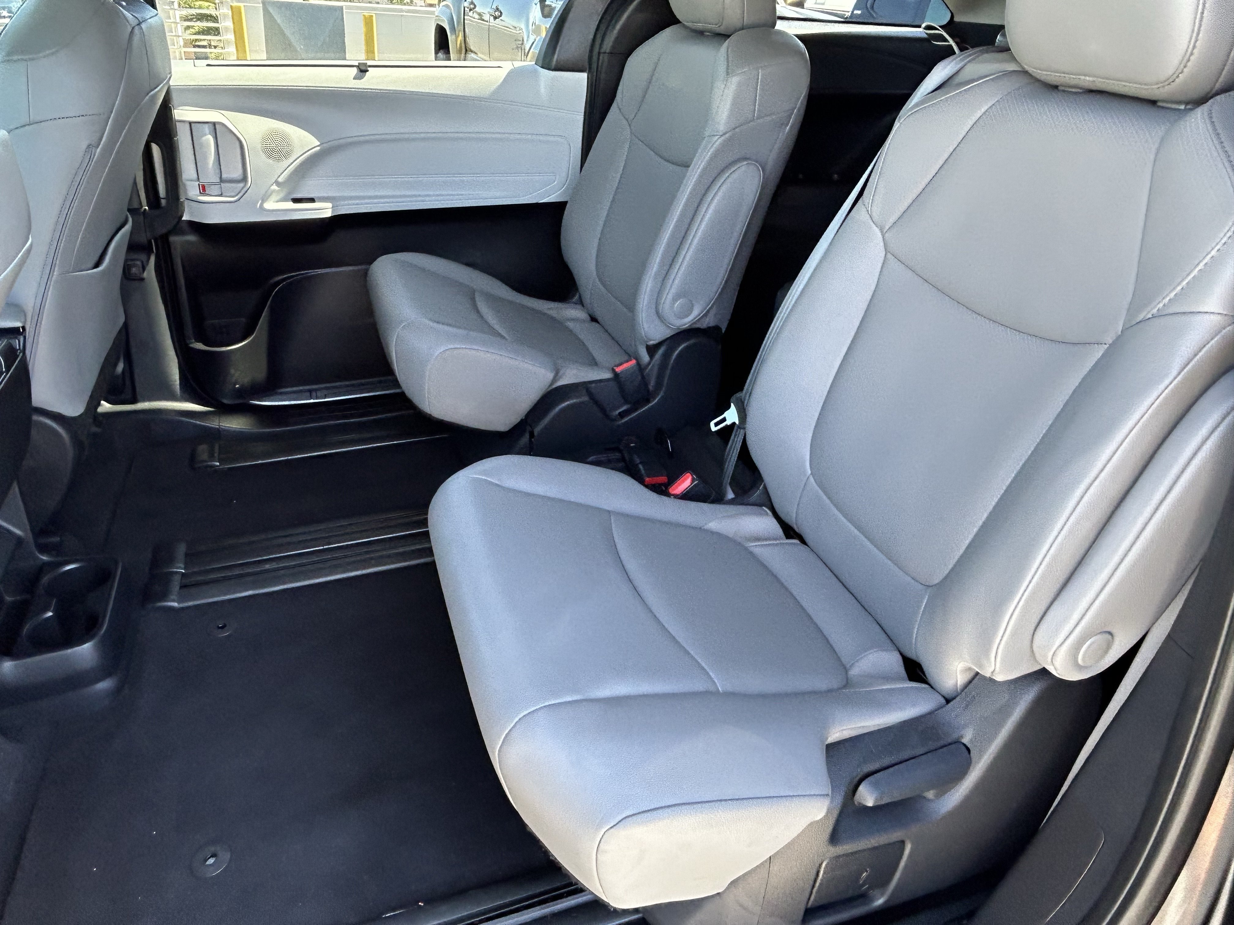 Certified 2025 Toyota Sienna XLE FWD image 15