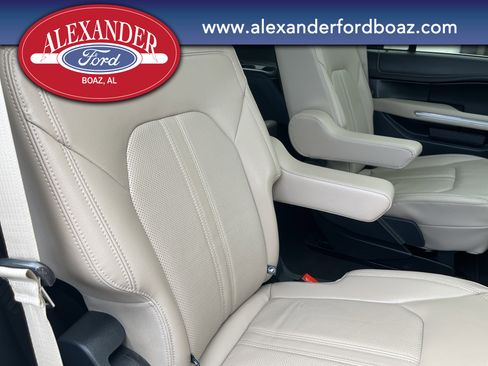 Used 2024 Ford Expedition Limited image 19