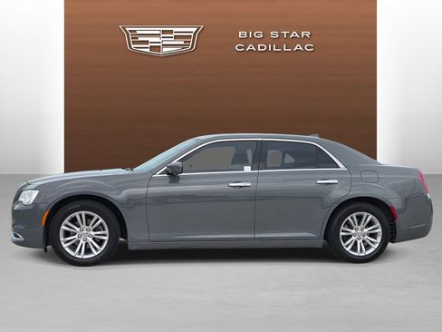 Used 2019 Chrysler 300 Touring L w/ Quick Order Package 22F RWD image 2