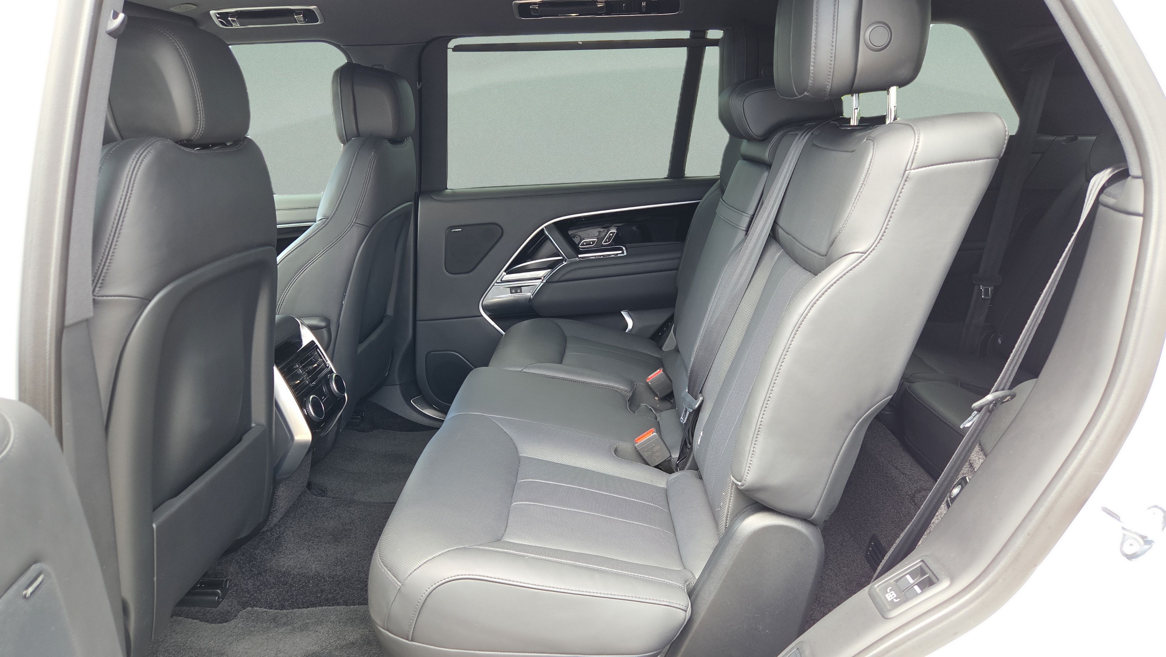 Used 2023 Land Rover Range Rover Long Wheelbase SE AWD/4WD image 13